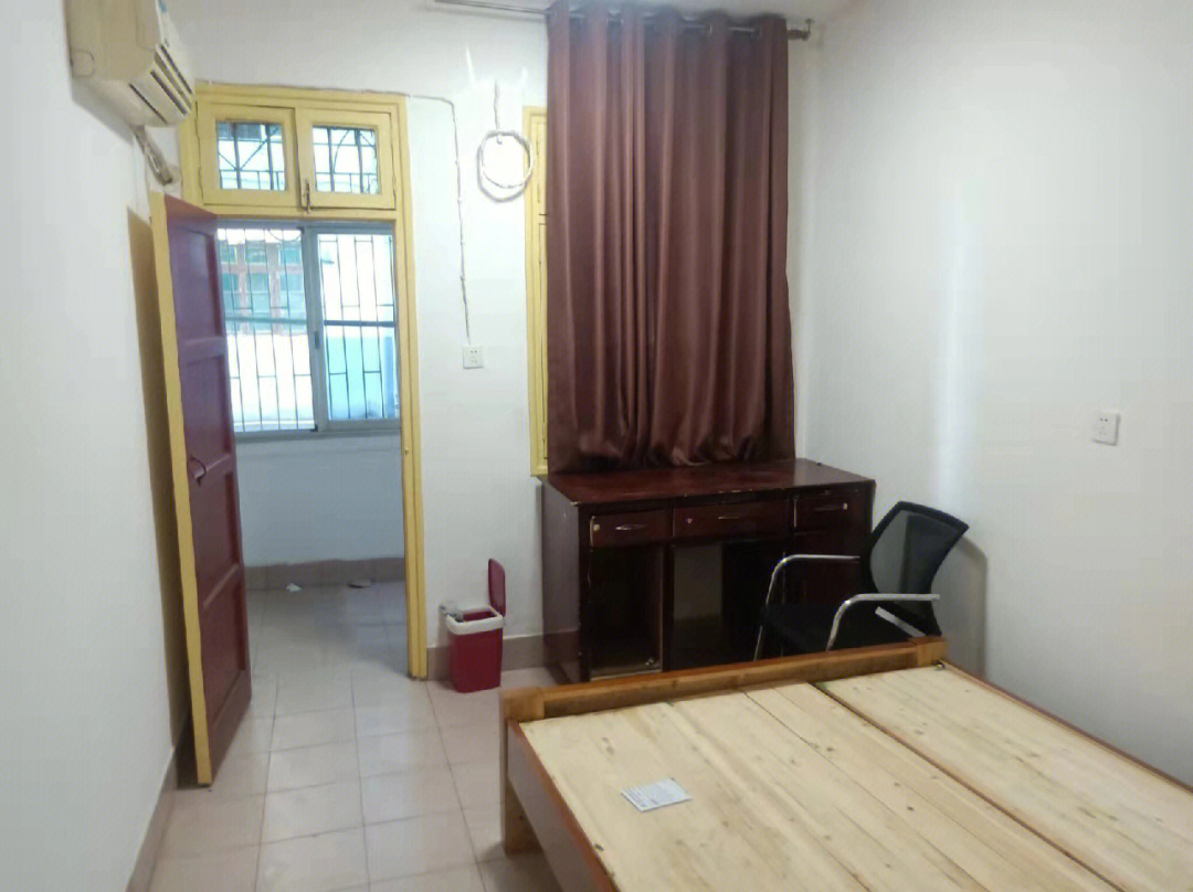 江苏一小学门口不足10平方米简易板房直接着火(图1)