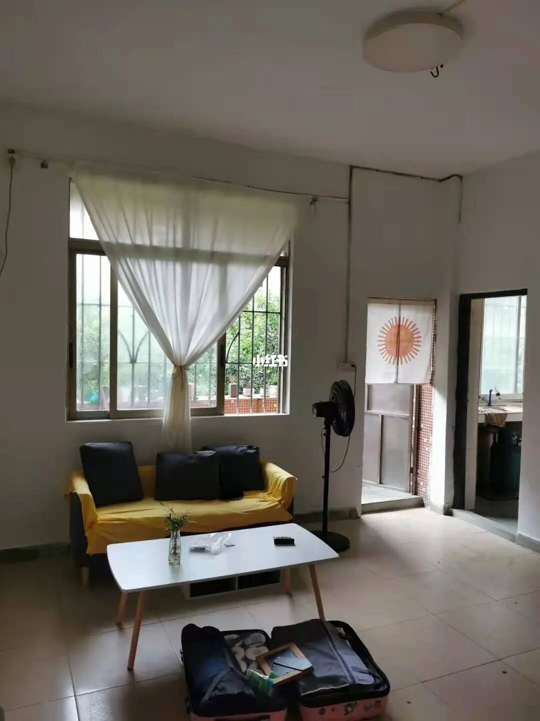 江苏一小学门口不足10平方米简易板房直接着火(图2)