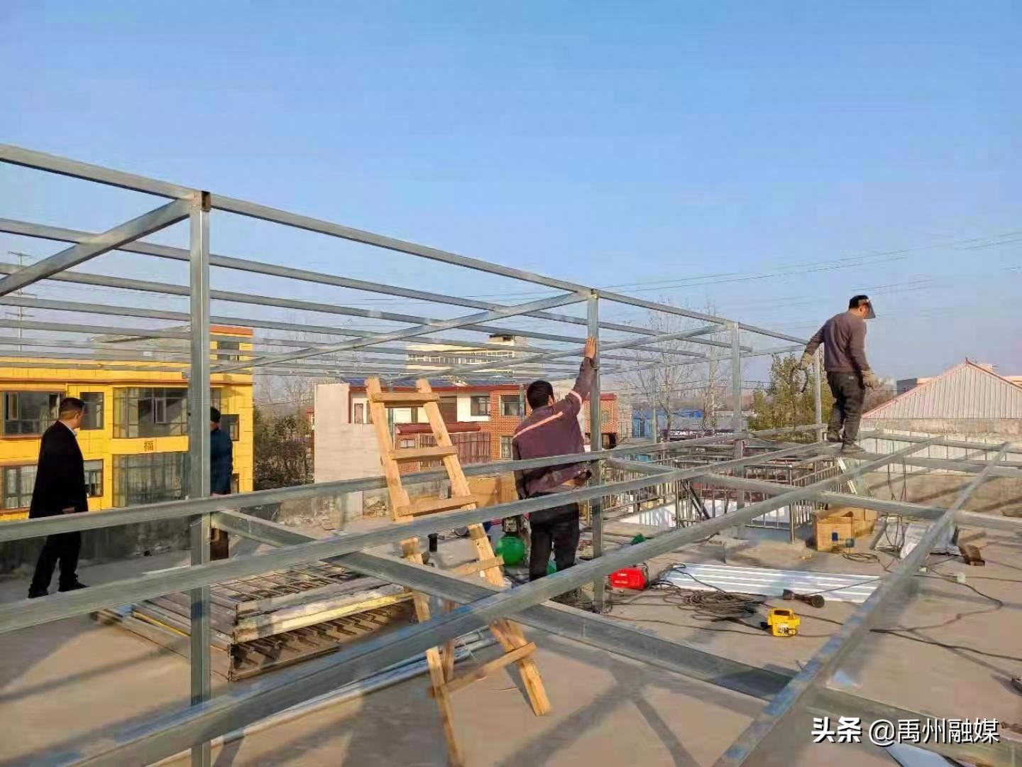 夏都街道以彩钢瓦房棚全面拆除清理为重点推进房屋安全隐患集中整治工作(图1)