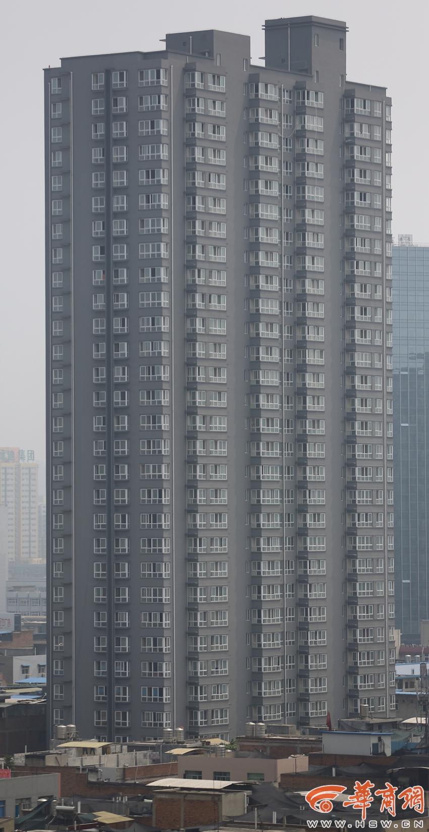 西安一城中村民房中间活像阿拉伯数字“1”(图10)