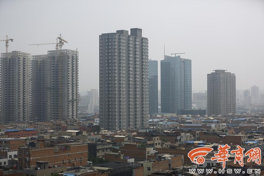 西安一城中村民房中间活像阿拉伯数字“1”(图11)