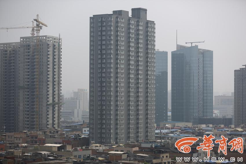 西安一城中村民房中间活像阿拉伯数字“1”(图9)