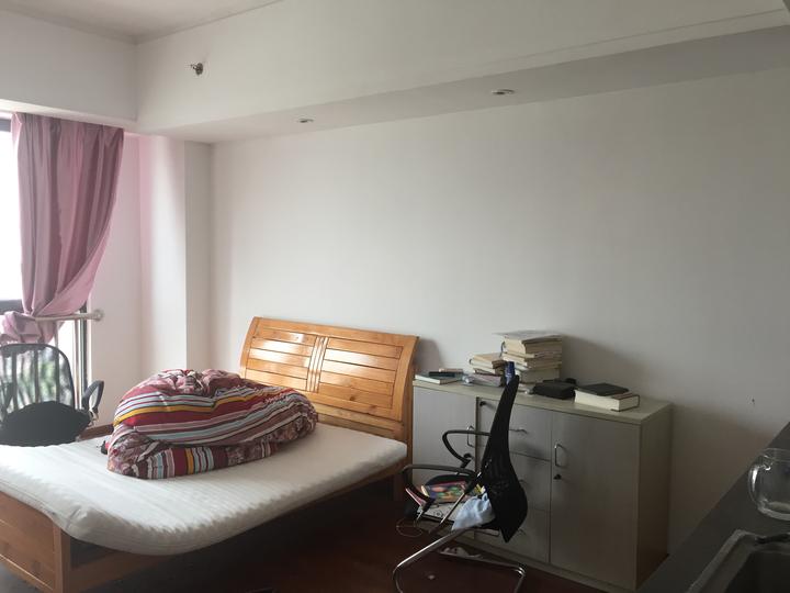 简易房突然着火奶奶哭着向东方今报记者求助(图2)