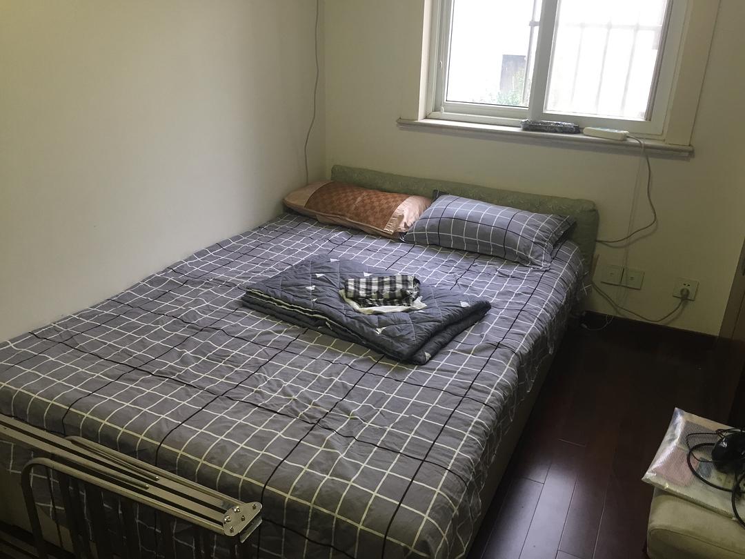 简易房突然着火奶奶哭着向东方今报记者求助(图3)