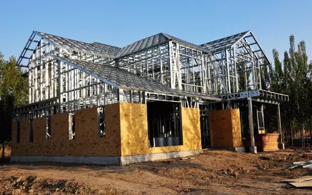 红古区城管局集中整治违法违规彩钢房临时用房(图1)