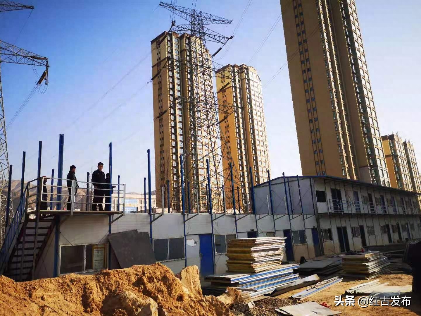 红古区城管局集中整治违法违规彩钢房临时用房(图2)