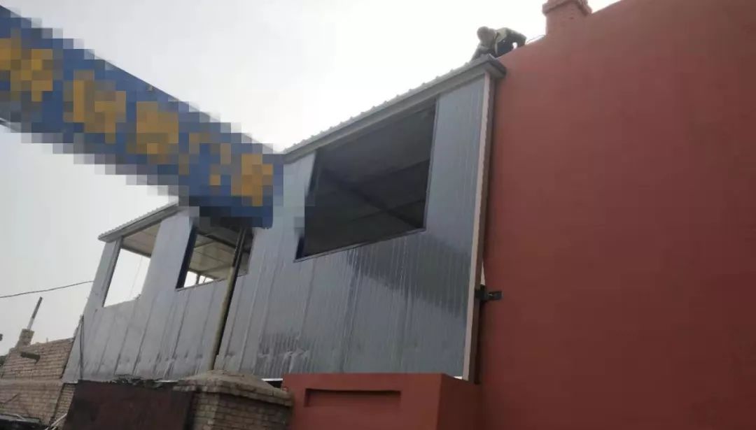 临河西环办事处居民私搭乱建80多平米彩钢房被拆除(图1)