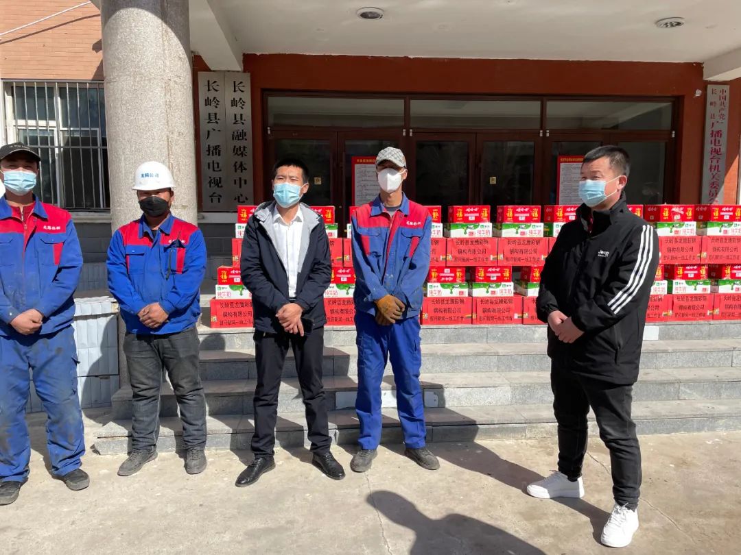 县龙腾彩钢钢构有限公司到县融媒体中心慰问新闻工作者(图3)