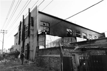 沈阳：元江街一民宅起火浓烟滚滚浓烟冒出(图1)