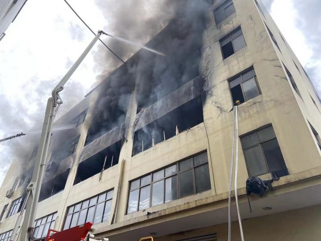 沈阳：元江街一民宅起火浓烟滚滚浓烟冒出(图2)