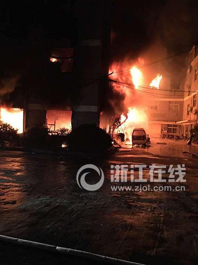 沈阳：元江街一民宅起火浓烟滚滚浓烟冒出(图3)