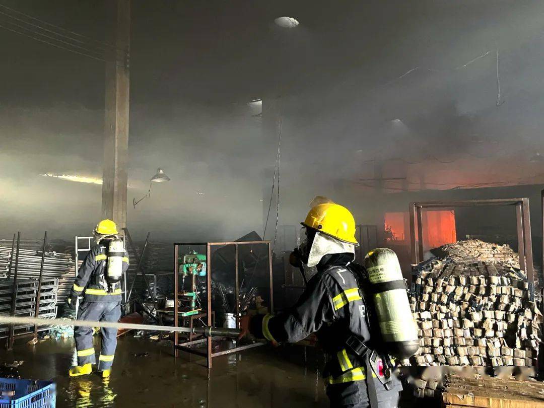 沈阳：元江街一民宅起火浓烟滚滚浓烟冒出(图4)