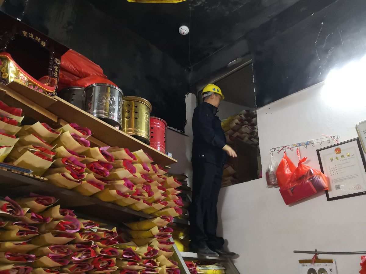 鞭炮销售网点全市减少到500个比去年下降三成(图1)