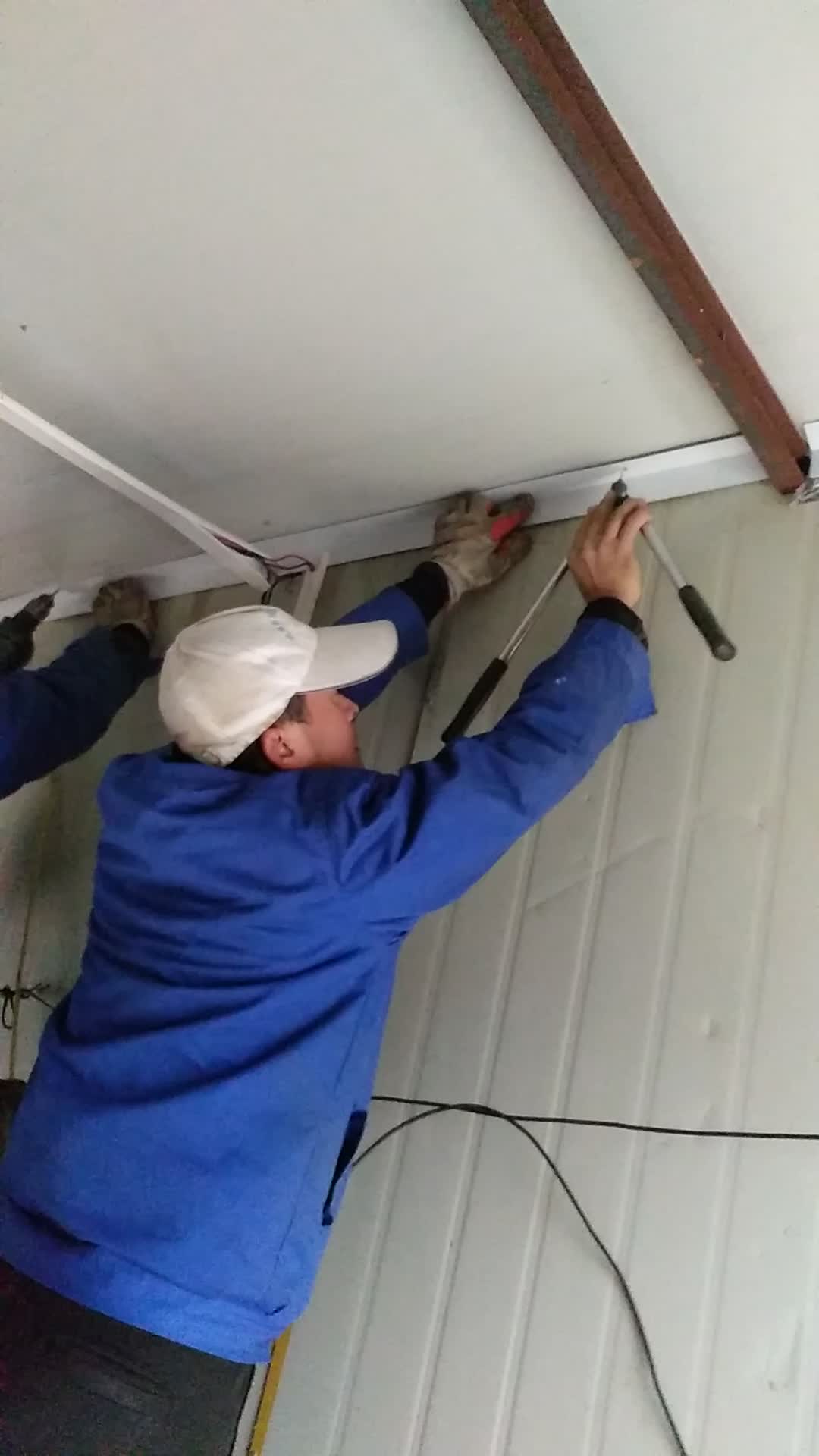 北沙梁1500多平米自建彩钢板房被大风刮飞(图1)