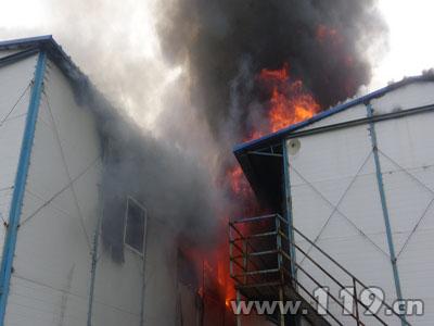 万柏林区迎泽西大街医科大三院旁一彩钢房发生火灾(图1)