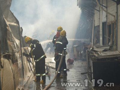 万柏林区迎泽西大街医科大三院旁一彩钢房发生火灾(图2)