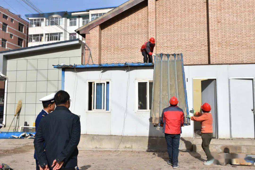 高层楼顶建彩钢房 赛罕区城市管理综合执法局四大队责令限期整改通知书(图1)