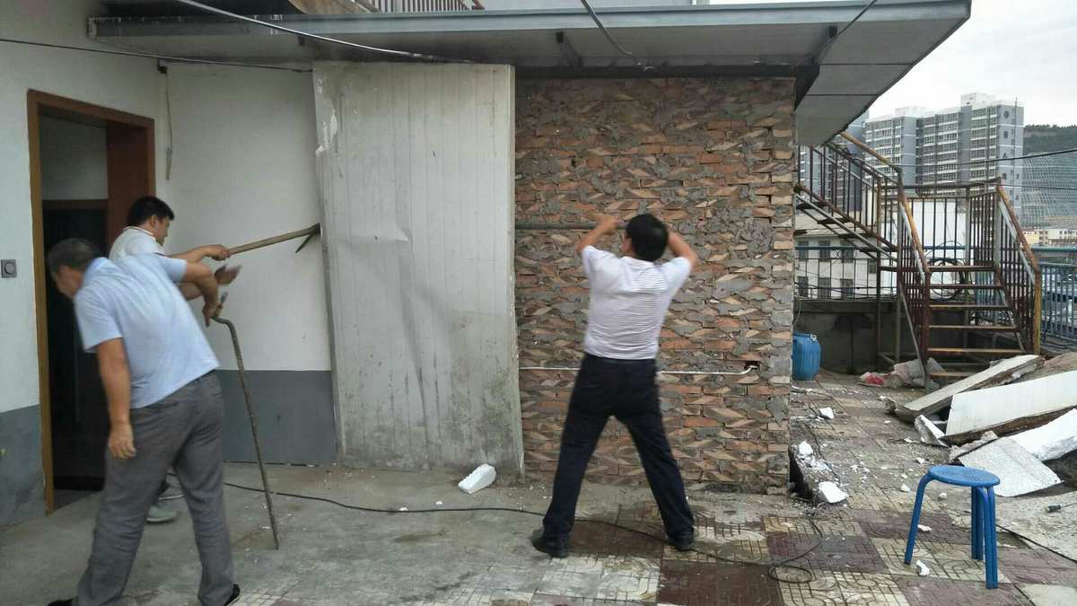 高层楼顶建彩钢房 赛罕区城市管理综合执法局四大队责令限期整改通知书(图2)