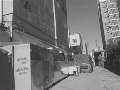 龙沙区南市场小区违建板房拆扒个别地方出现反弹(图1)