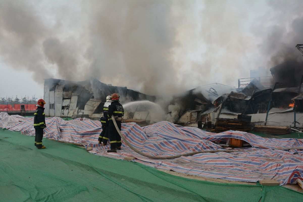 兰州一工地起火20余间彩钢房被烧毁(图2)