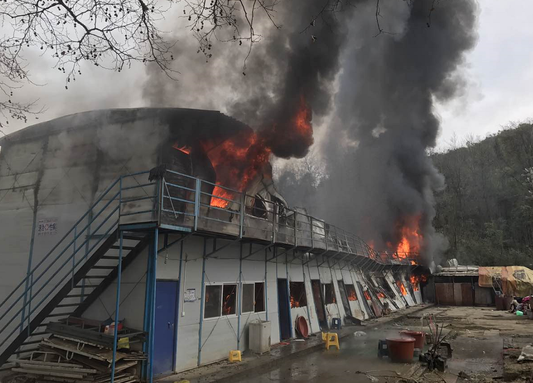 兰州一工地起火20余间彩钢房被烧毁(图3)