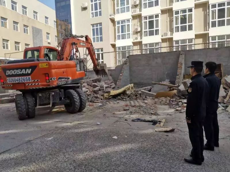 房山城管拱辰执法队开展老旧小区背街小巷专项整治行动(图6)