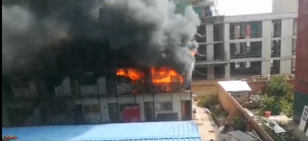 （早出发）独家：呼市一在建工地突发大火(图5)