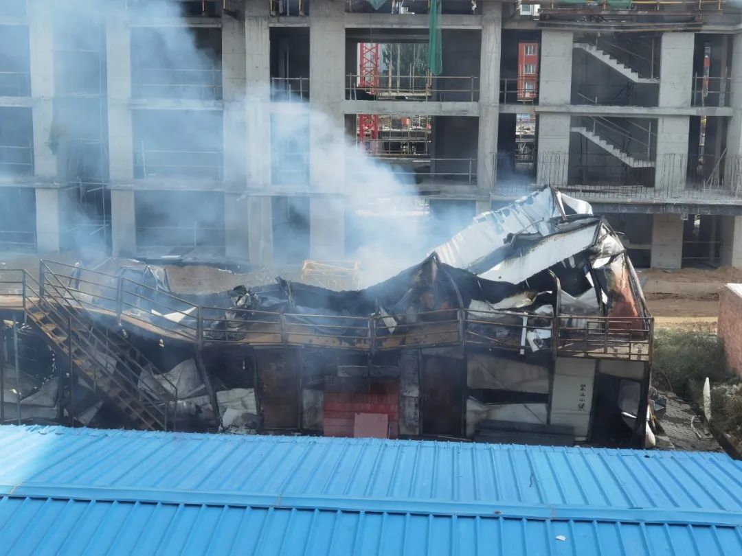 （早出发）独家：呼市一在建工地突发大火(图6)
