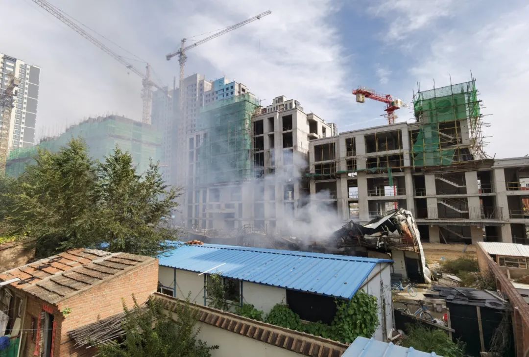 （早出发）独家：呼市一在建工地突发大火(图7)