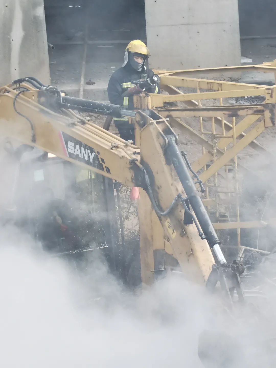 （早出发）独家：呼市一在建工地突发大火(图8)