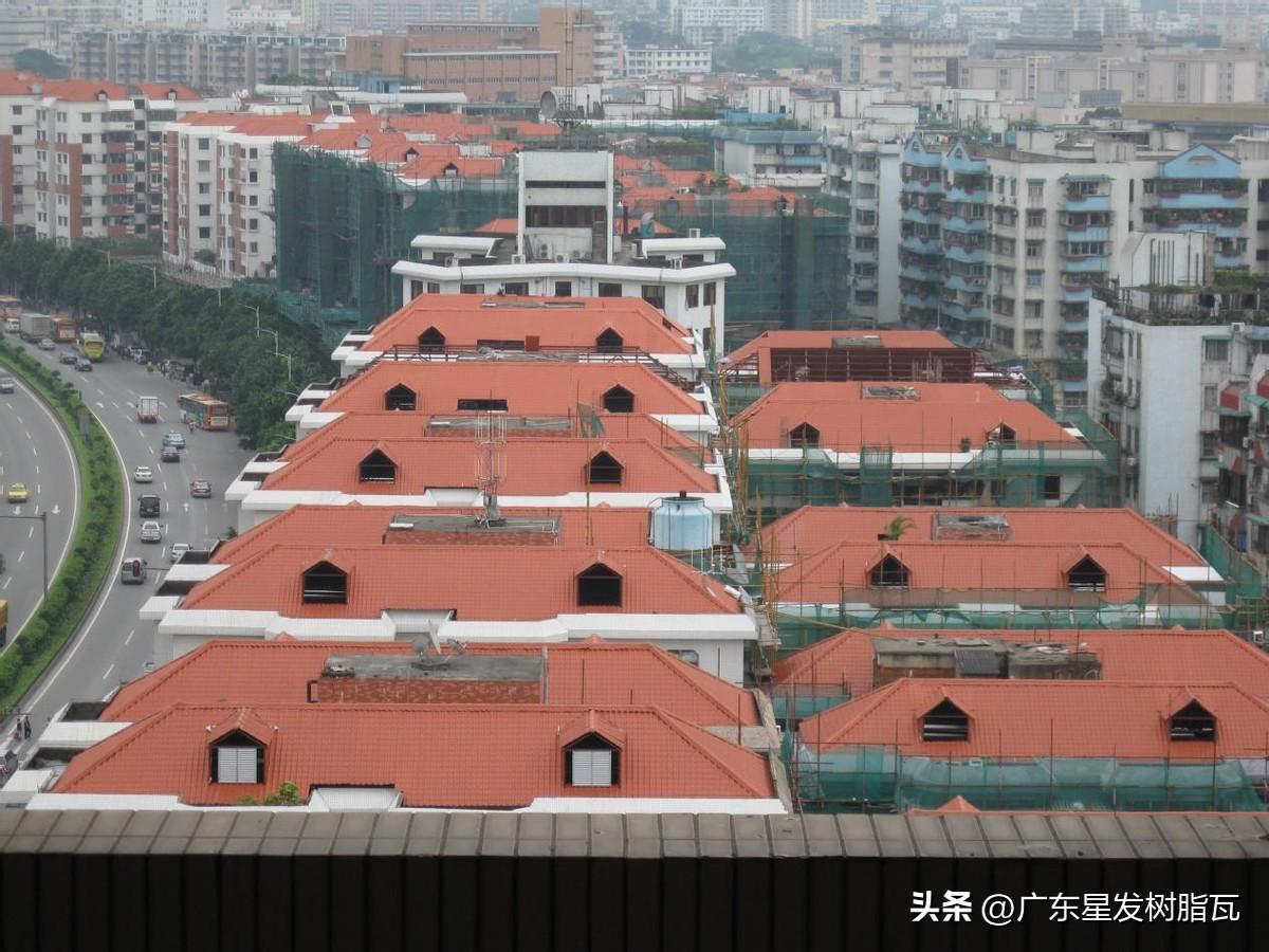 合成树脂瓦和彩钢瓦价格哪个更便宜，性价比更高？(图1)