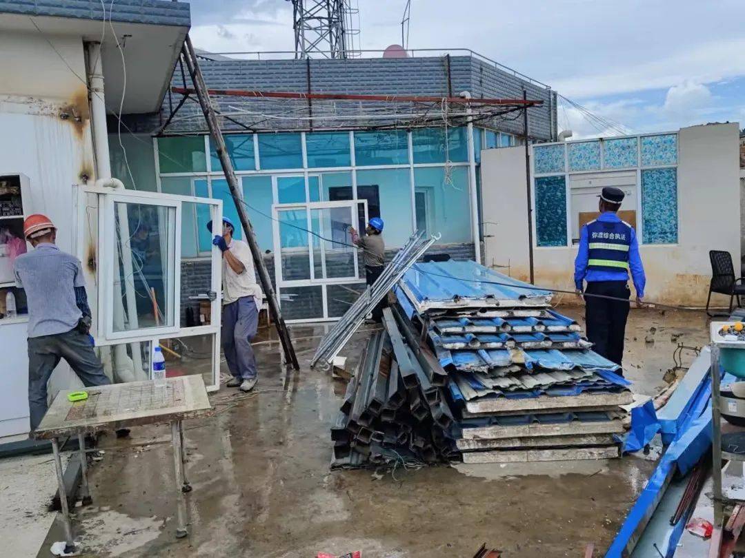 南宁江南区五一东路29号旧厂房火灾现场周围存在重大火灾隐患(图1)