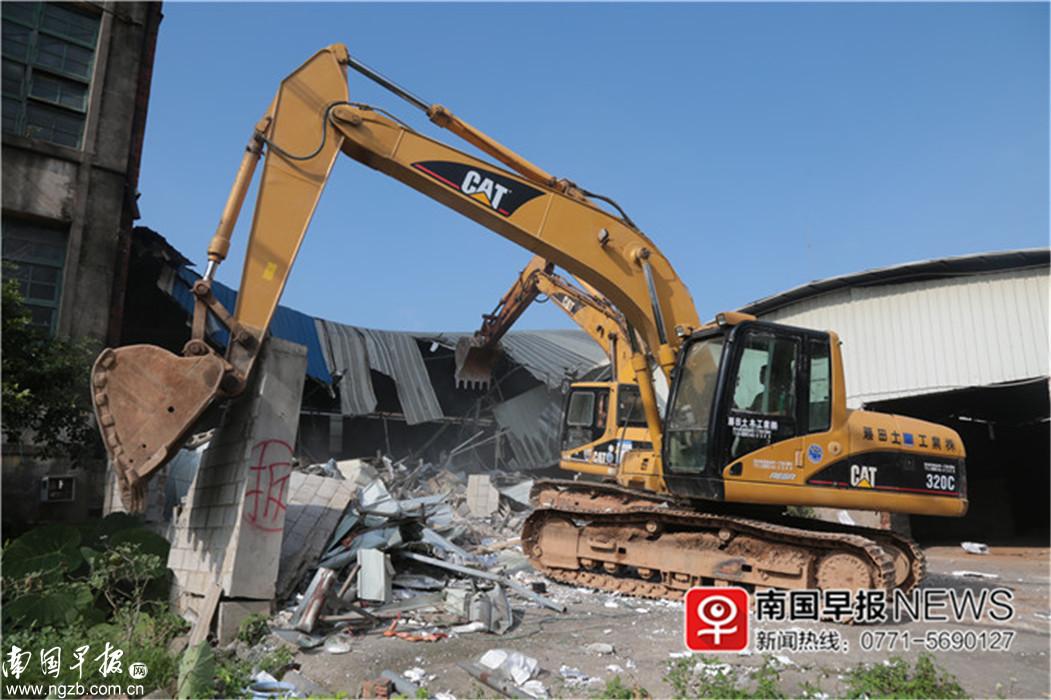 南宁江南区五一东路29号旧厂房火灾现场周围存在重大火灾隐患(图2)