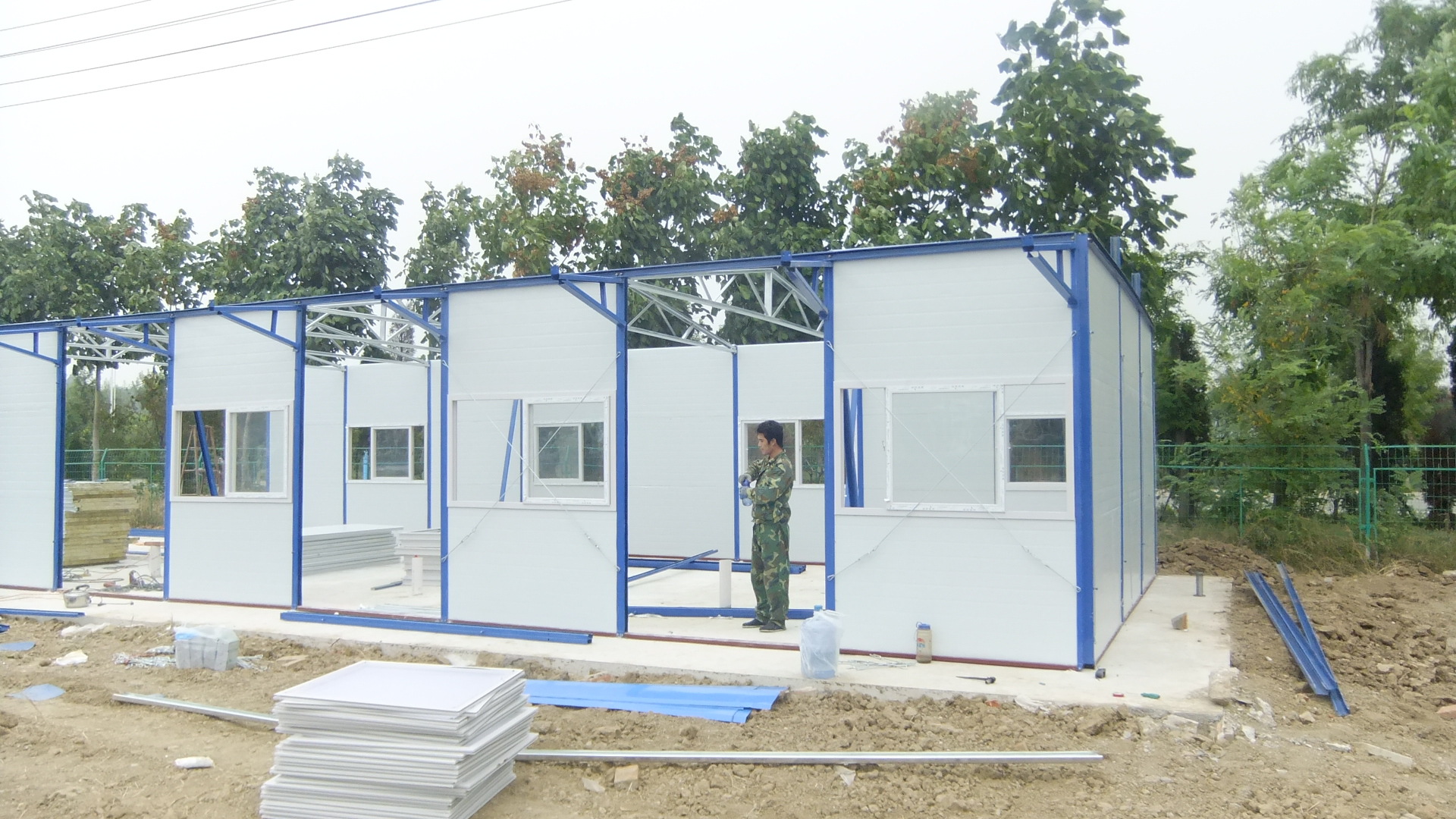 抚顺爱丁堡44号楼一楼住户违建屡禁不止(图2)