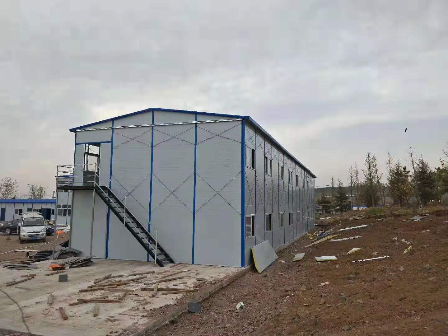 抚顺爱丁堡44号楼一楼住户违建屡禁不止(图3)