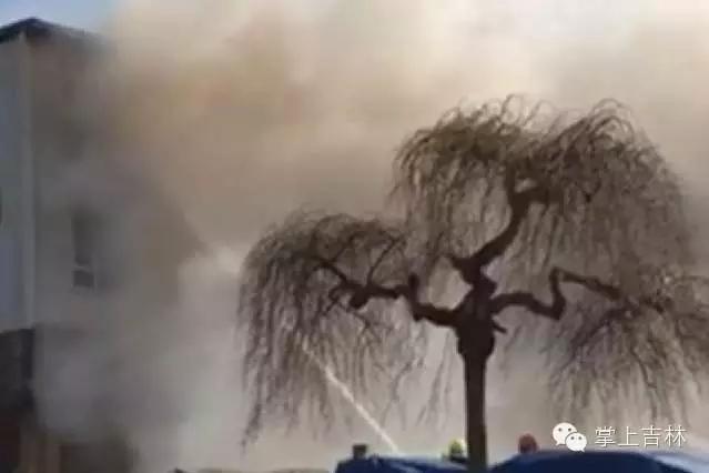 三层楼仓库起火药厂库房至少存数百件药品图(图1)