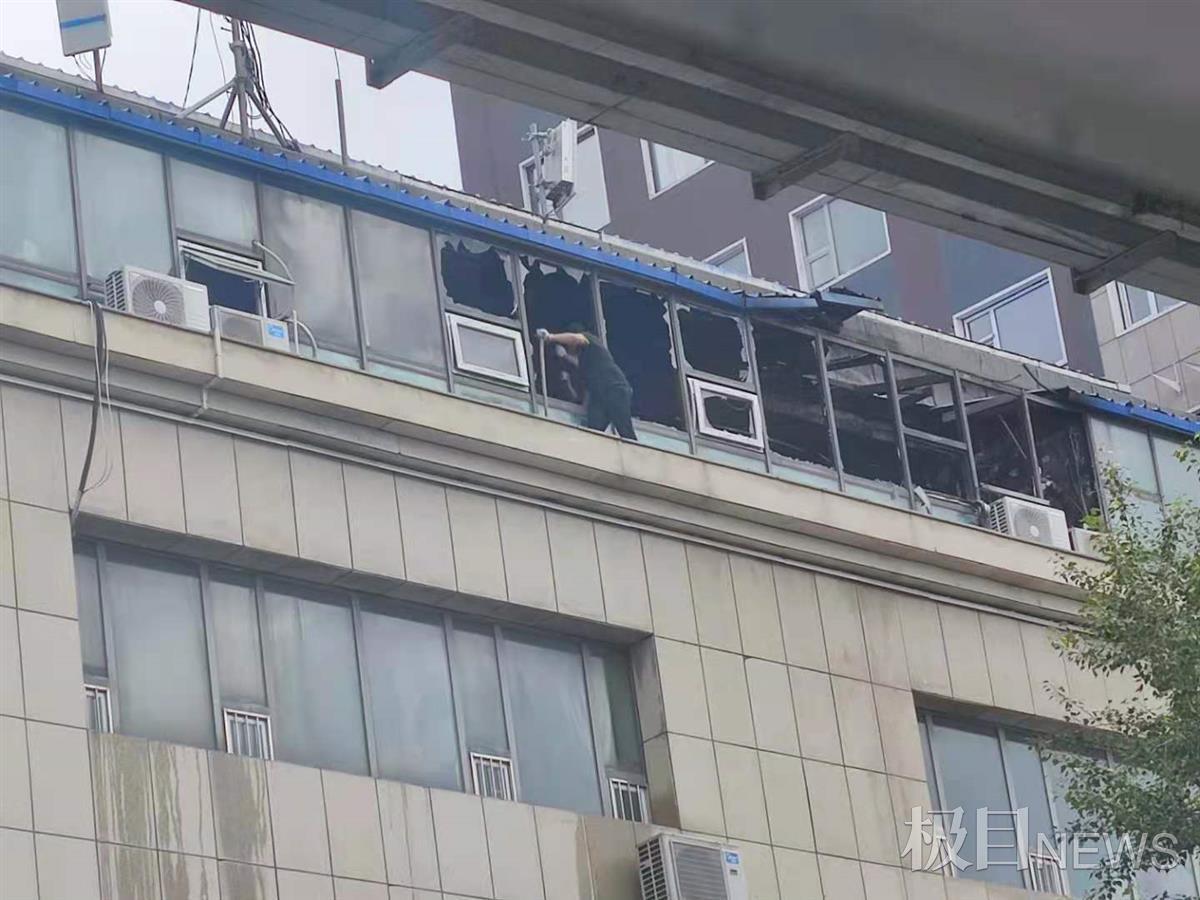 吉林省长春市一培训机构突发火灾房顶被烧穿(图2)