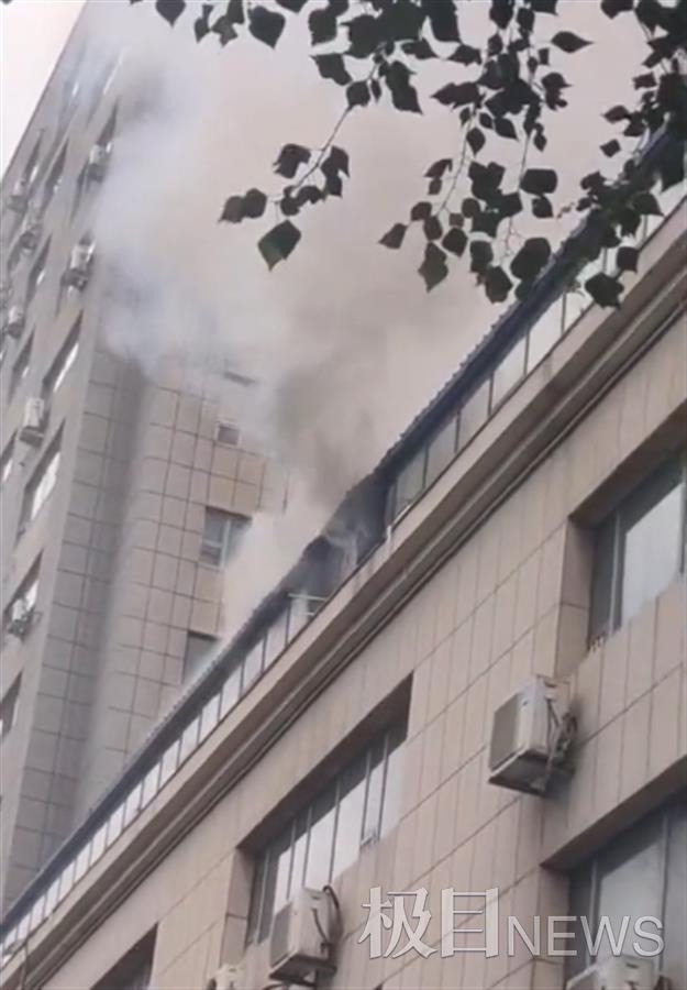 吉林省长春市一培训机构突发火灾房顶被烧穿(图5)