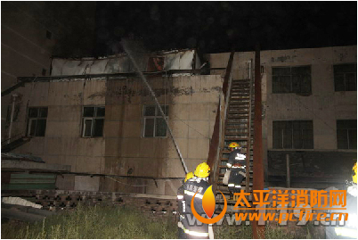 吉林省长春市一培训机构突发火灾房顶被烧穿(图6)