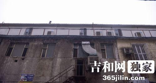 长春一饭店楼顶盖起违建彩钢房居民盼其拆除(图1)