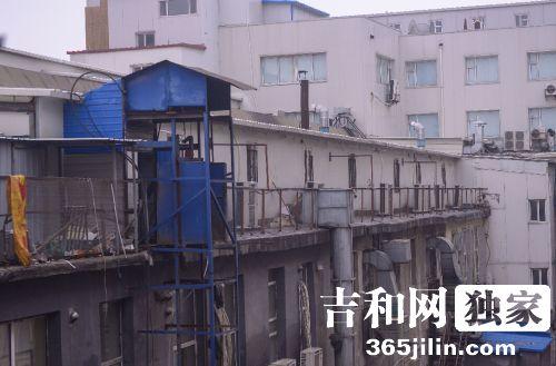 长春一饭店楼顶盖起违建彩钢房居民盼其拆除(图2)
