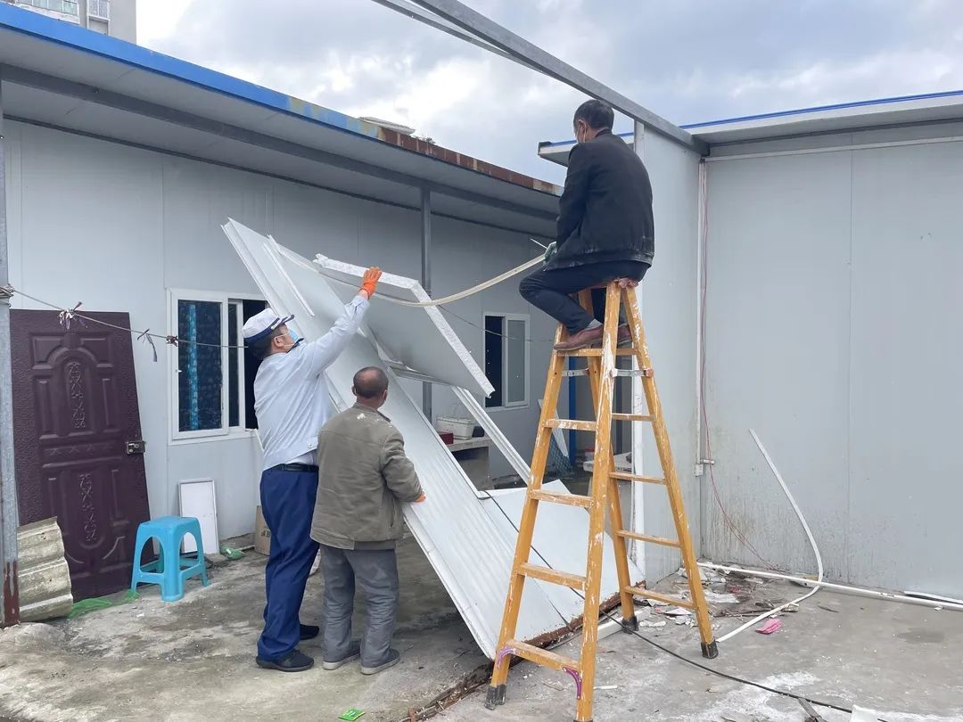 长春一饭店楼顶盖起违建彩钢房居民盼其拆除(图3)