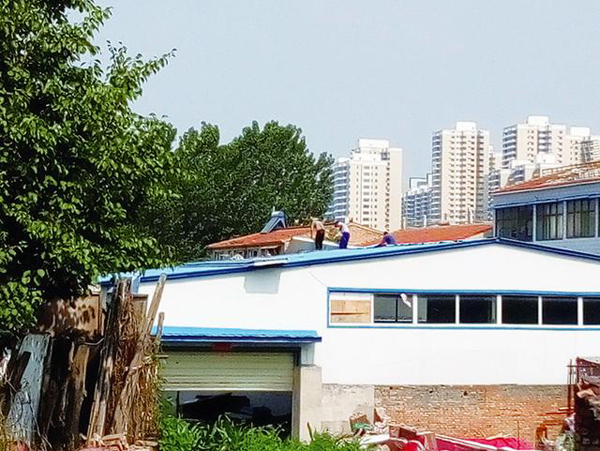 长春一饭店楼顶盖起违建彩钢房居民盼其拆除(图5)