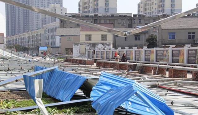 长春一饭店楼顶盖起违建彩钢房居民盼其拆除(图6)