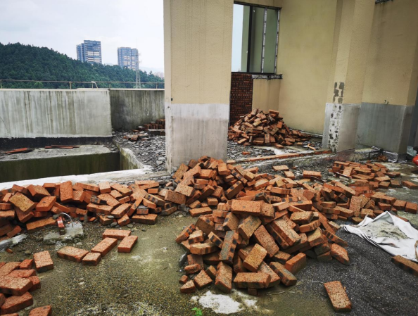 怀化市河西柒星江湾府顶楼有违建业主愿意多交钱(图3)