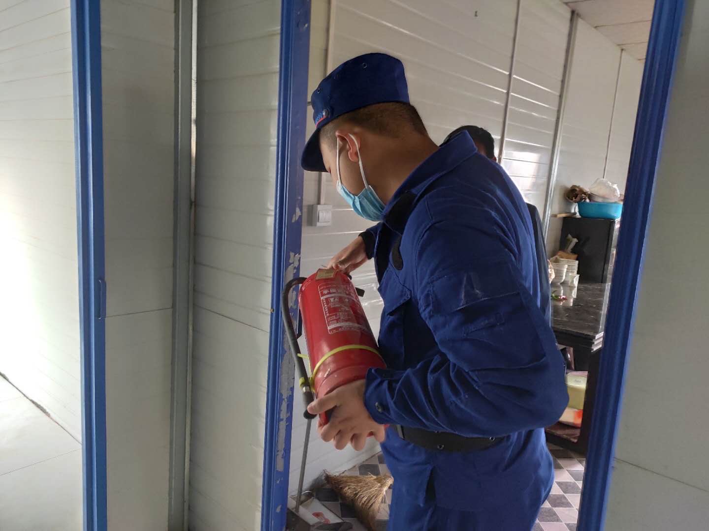 彩钢房安装视频 狮山：夏季是火灾易发季节必须时刻绷紧消防安全这根弦！(图3)