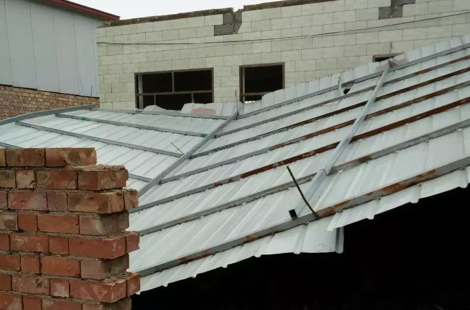 防水彩刚被大风刮掉的彩钢房,网友“情亲淡如水”(图2)