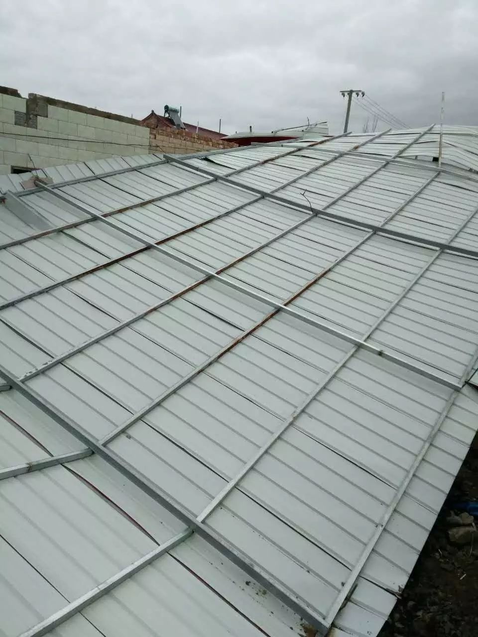 防水彩刚被大风刮掉的彩钢房,网友“情亲淡如水”(图3)