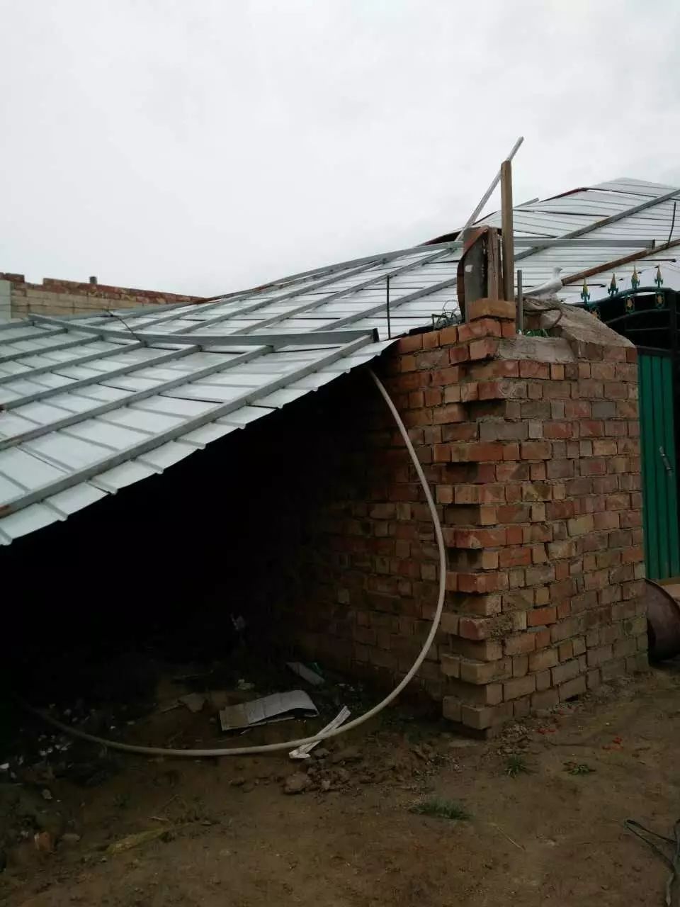 防水彩刚被大风刮掉的彩钢房,网友“情亲淡如水”(图4)