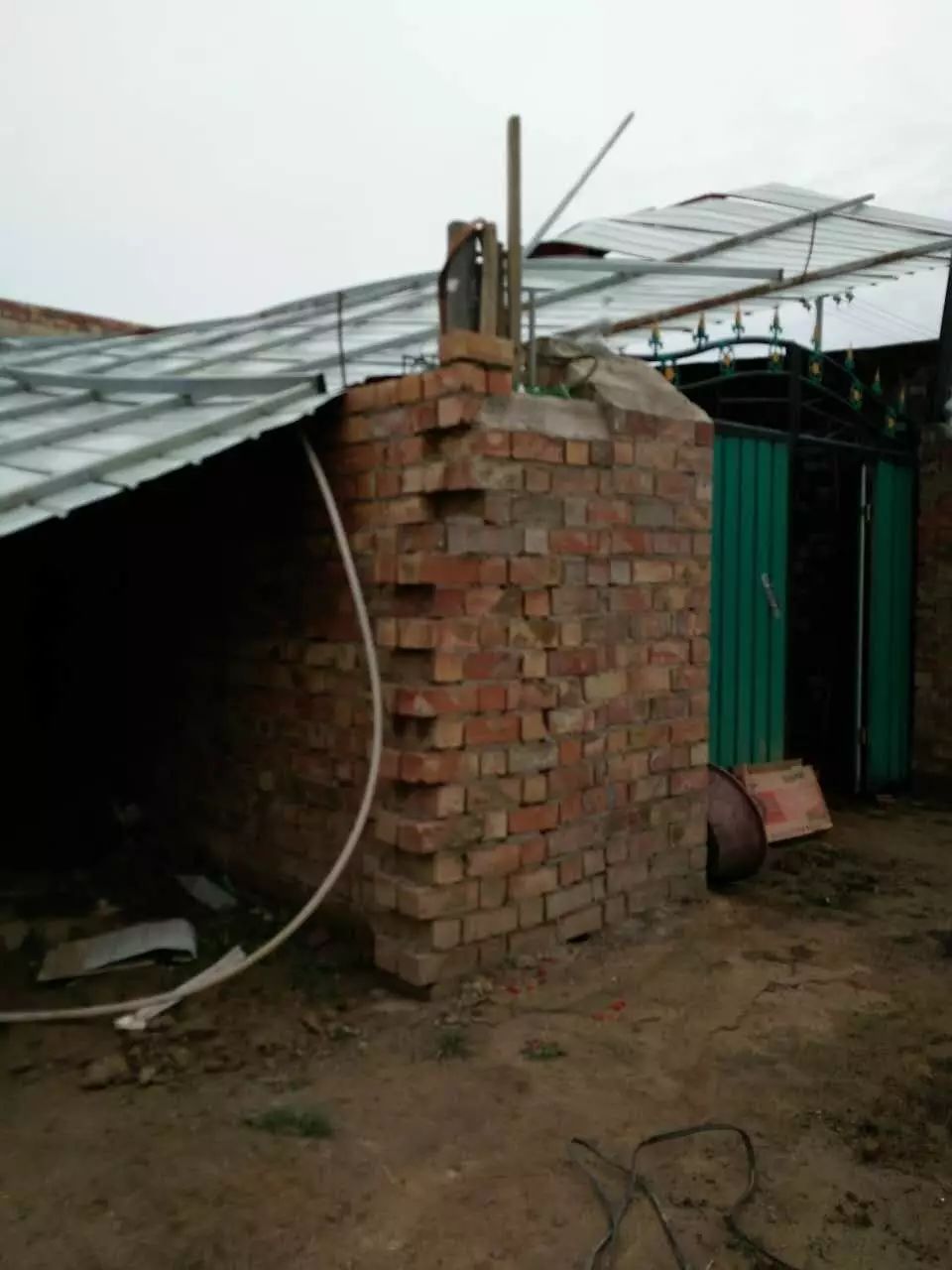 防水彩刚被大风刮掉的彩钢房,网友“情亲淡如水”(图5)